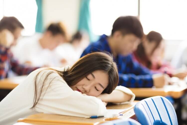 居眠りしている学生